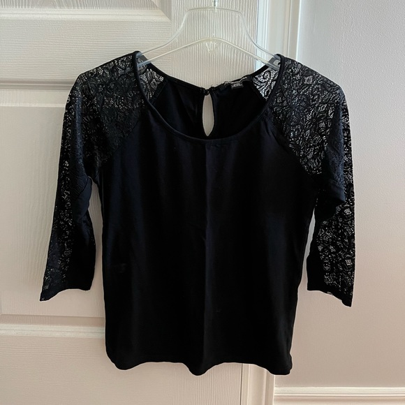 Black top with floral print on sleeves - Picture 2 of 2
